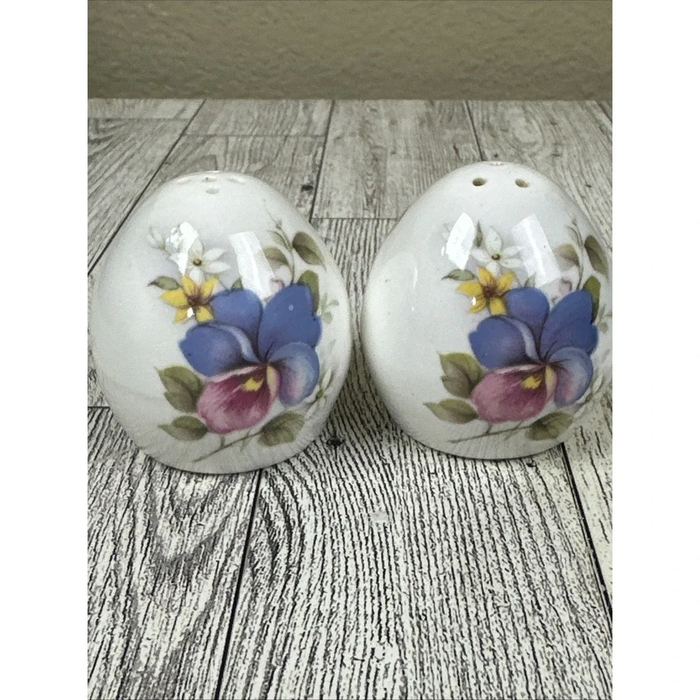 Vintage Pair Of Salt And Pepper Shakers Blue Pink Flower Cottagecore Shabby Chic